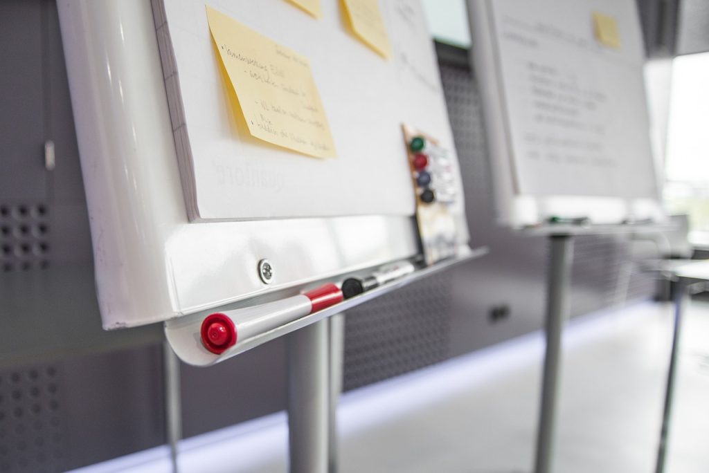 persone che chiedono preventivo in azienda edile