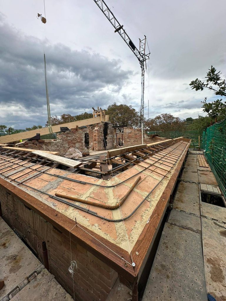 Ristrutturazione e rifacimento tetto casa rustica in toscana