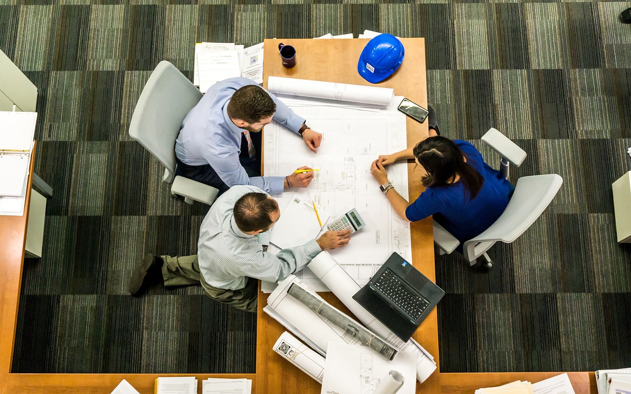 persone che chiedono preventivo in azienda edile