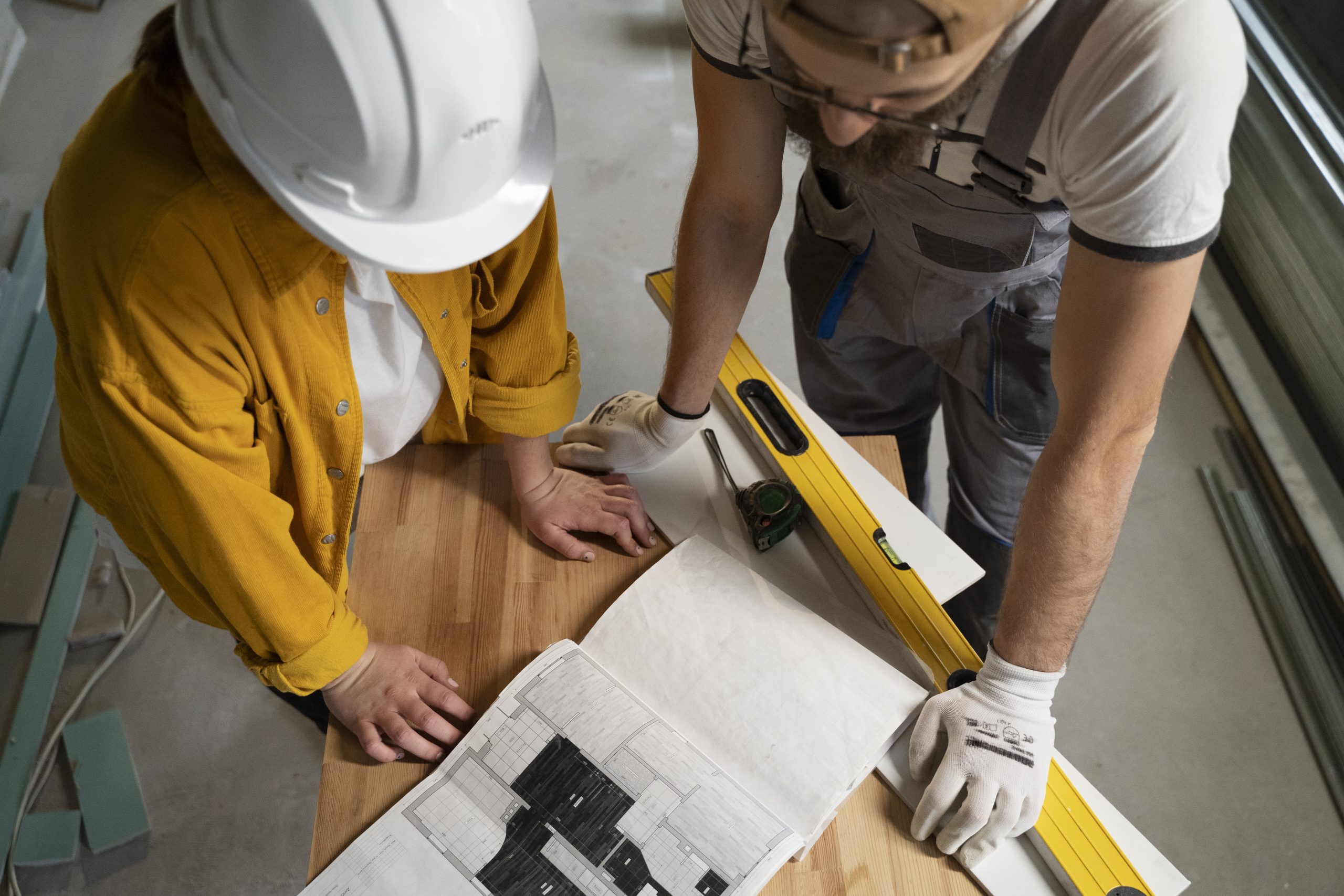 Foto ufficio tecnico con professionisti per ristrutturazione edilizia