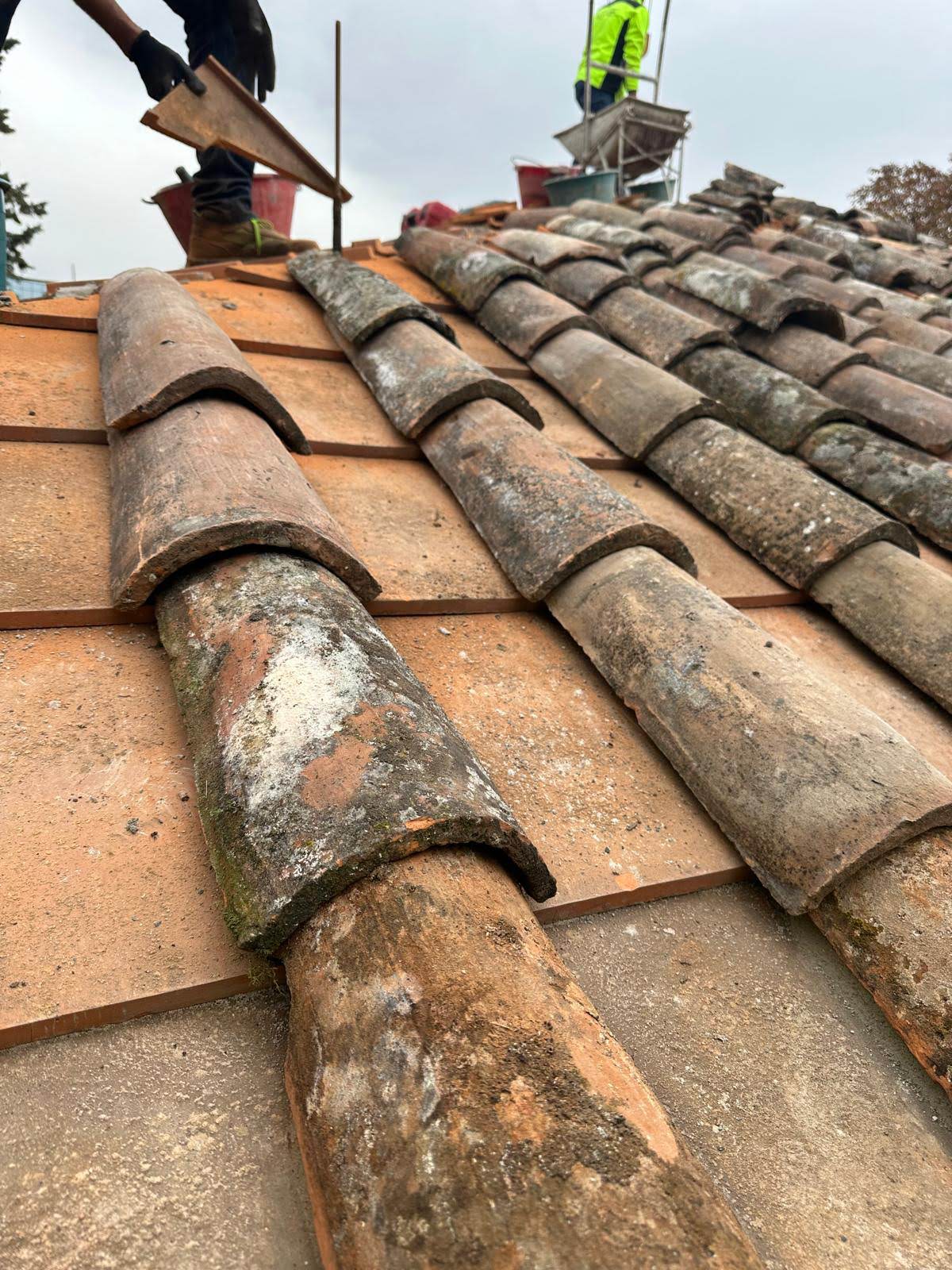 Copertura tetto rustico a coppi e tegole romane