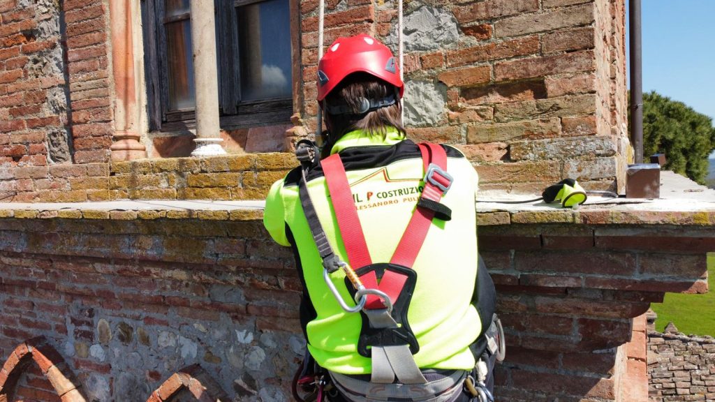Lavori_edili_in_quota_con_corde_e_imbracature3
