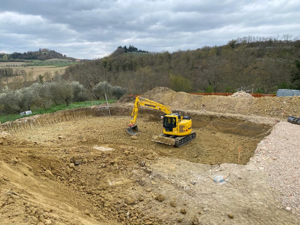 scavo di sbancamento per realizzazione casolare tipico umbro con escavatore komatsu pc138us foto 1
