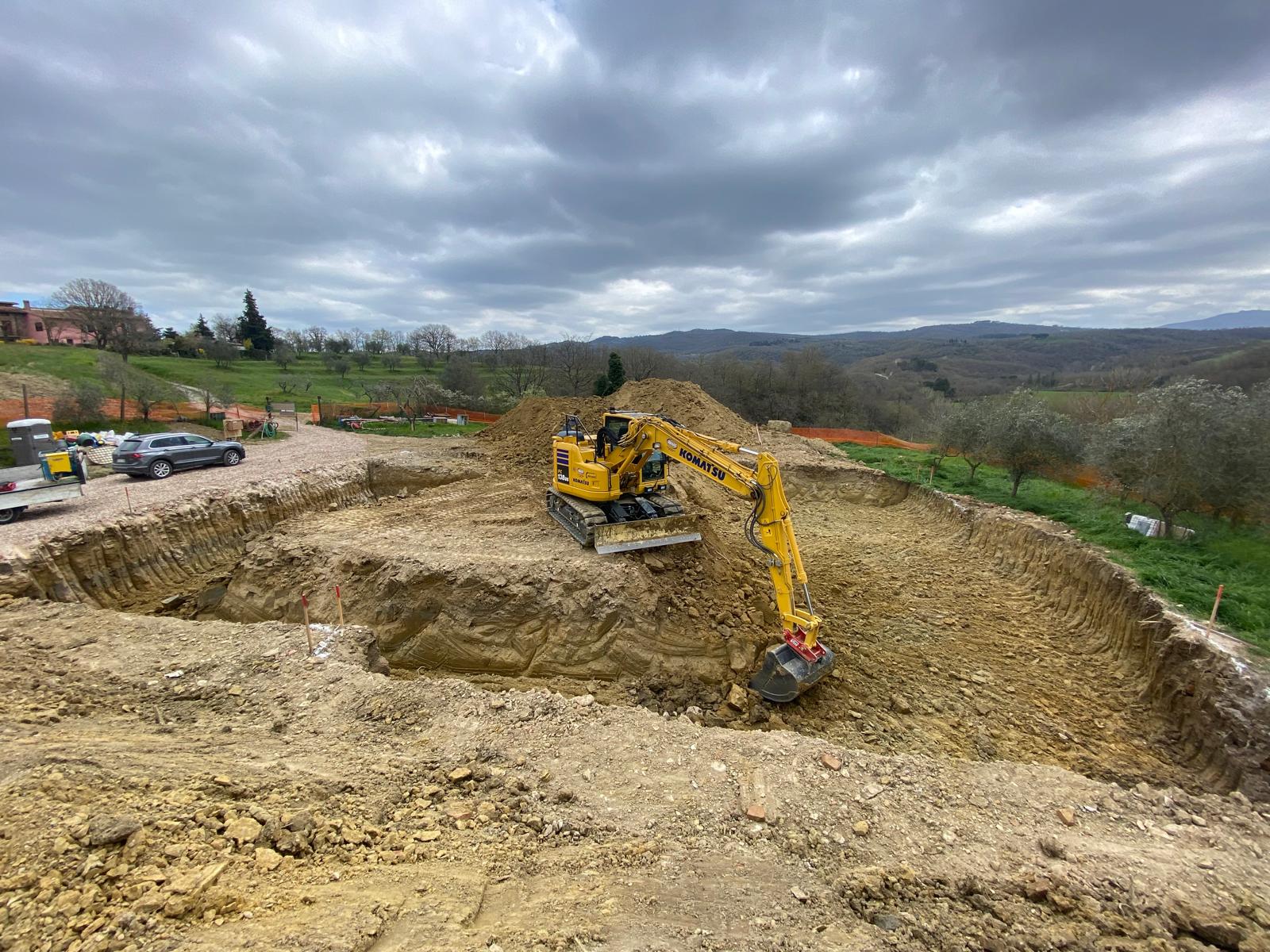 scavo di sbancamento per realizzazione casolare tipico umbro con escavatore komatsu pc138us foto 3