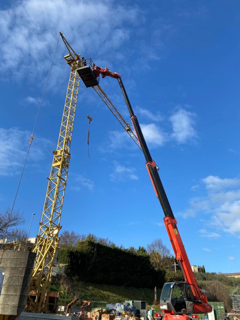 Braccio telescopico Manitou con piattaforma