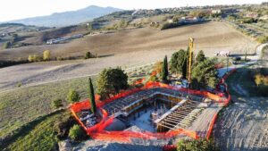 Visione aerea con drone di un cantiere edile