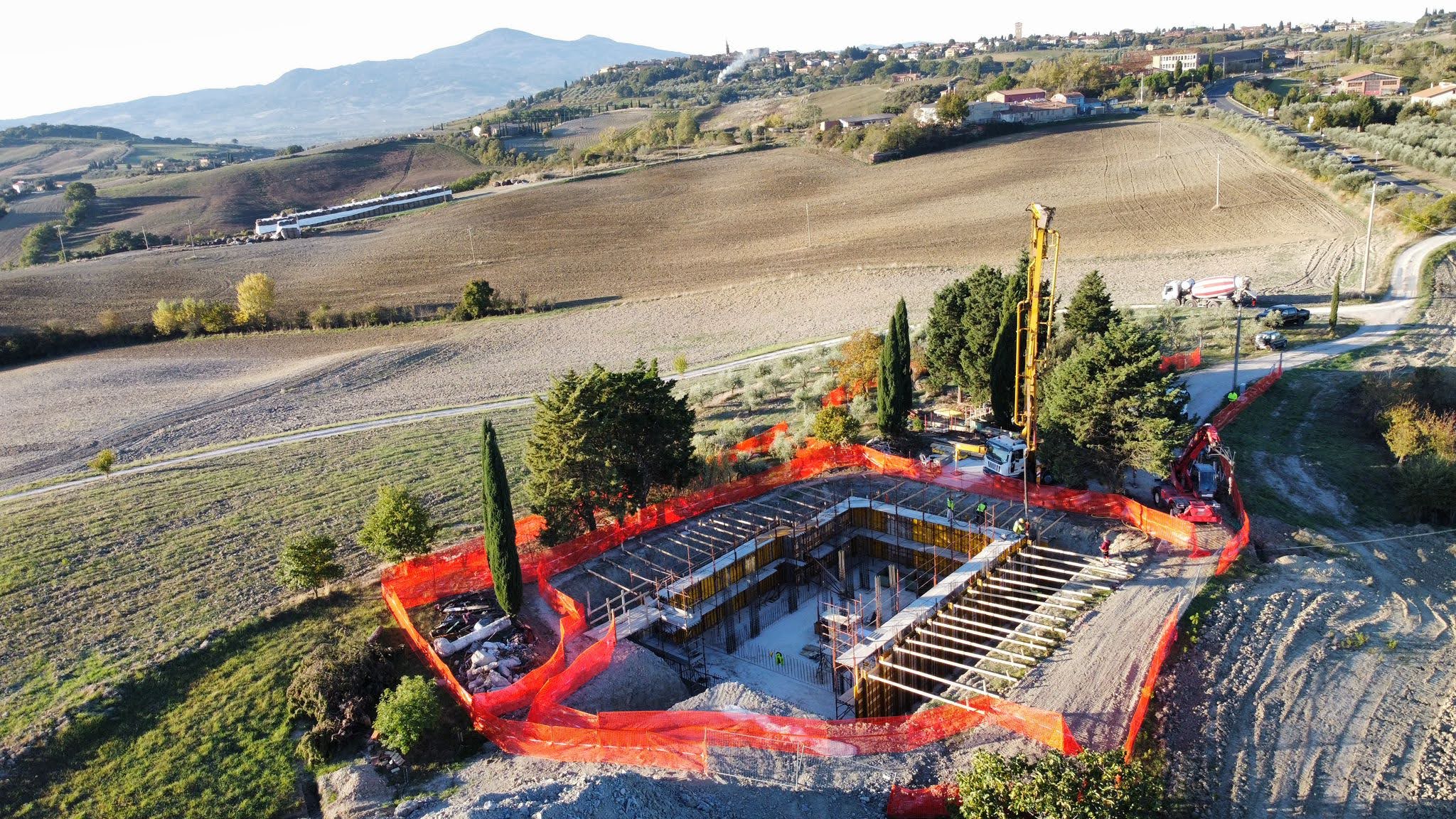 Visione aerea con drone di un cantiere edile
